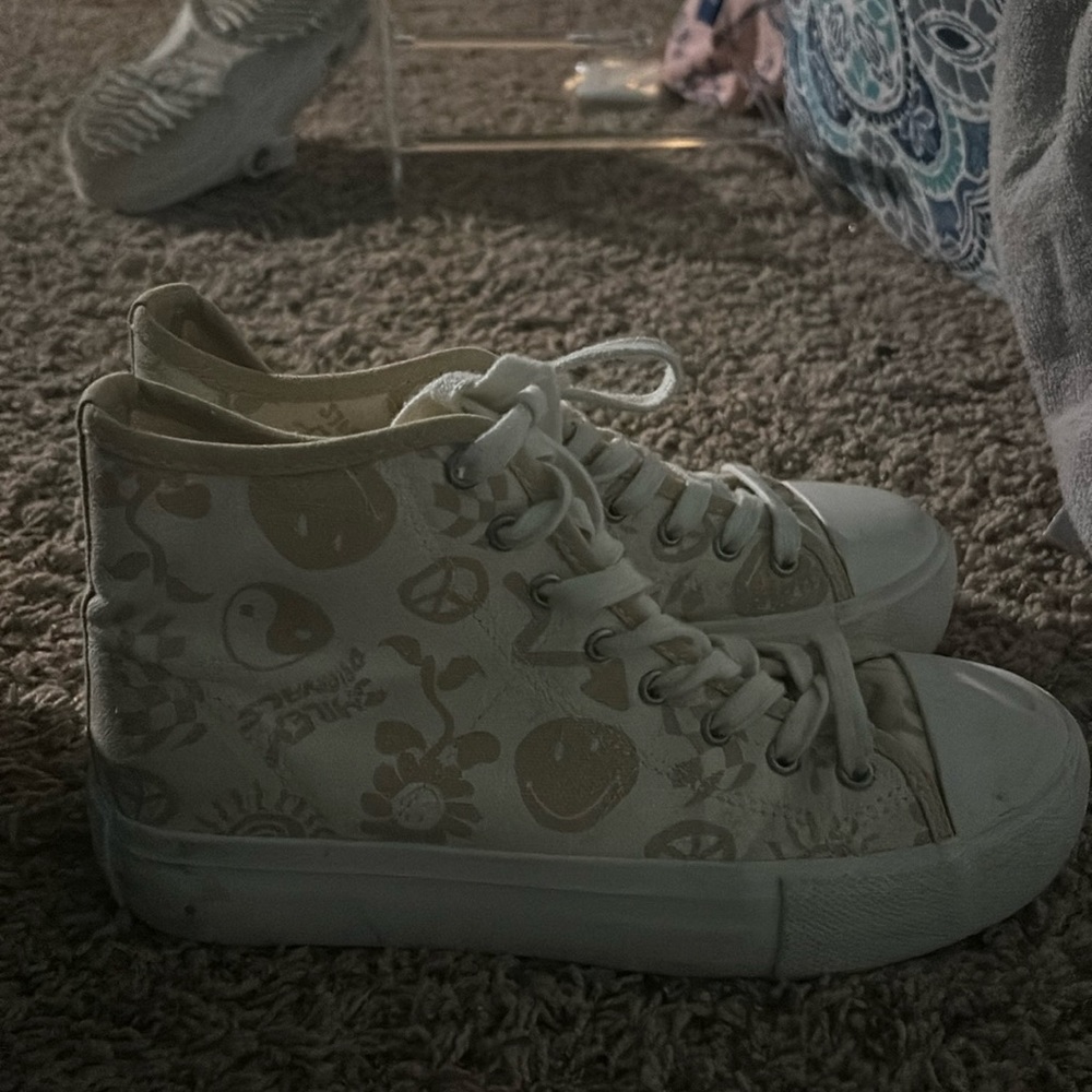 High top beige shoes. NOT REAL CONVERSE!!